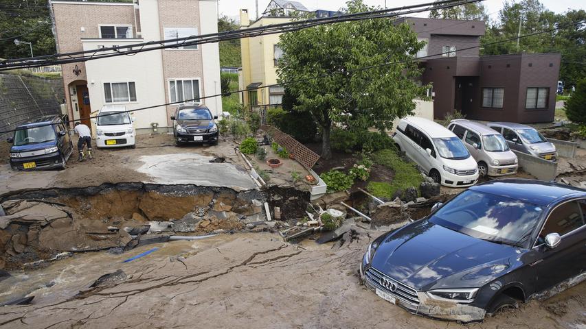 Durch das Beben wurden die Straßen nicht nur zerstört, sondern auch mit Schlamm geflutet.