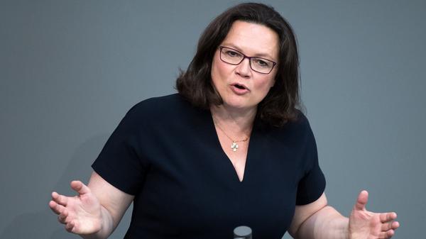 "Wenn Horst Seehofer von der Mutter aller Probleme spricht, meint er in Wahrheit Frau Merkel", erklärte Nahles. "Die Regierung hat den Auftrag, Probleme zu lösen. Für uns ist klar: Die Mutter aller Lösungen ist der soziale Zusammenhalt aller Menschen in unserem Land! Dafür steht die SPD."