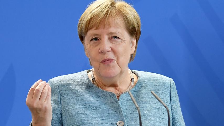 "Ich sag' das anders", sagte Merkel am Donnerstag im RTL-Sommerinterview vor dem Hintergrund der teils rassistischen und fremdenfeindlichen Demonstrationen in Chemnitz. "Ich sage, die Migrationsfrage stellt uns vor Herausforderungen. Und dabei gibt es auch Probleme." Es gebe aber auch Erfolge. In der sächsischen Stadt habe man Demonstrationen erlebt "mit Erscheinungen, die nicht in Ordnung sind. Hasserfüllt und auch gegen andere Menschen gerichtet", sagte Merkel. Es habe aber auch Demonstrationen gegeben, die gezeigt hätten, "wie Menschen auch dagegen aufstehen gegen Fremdenfeindlichkeit und Rassismus".