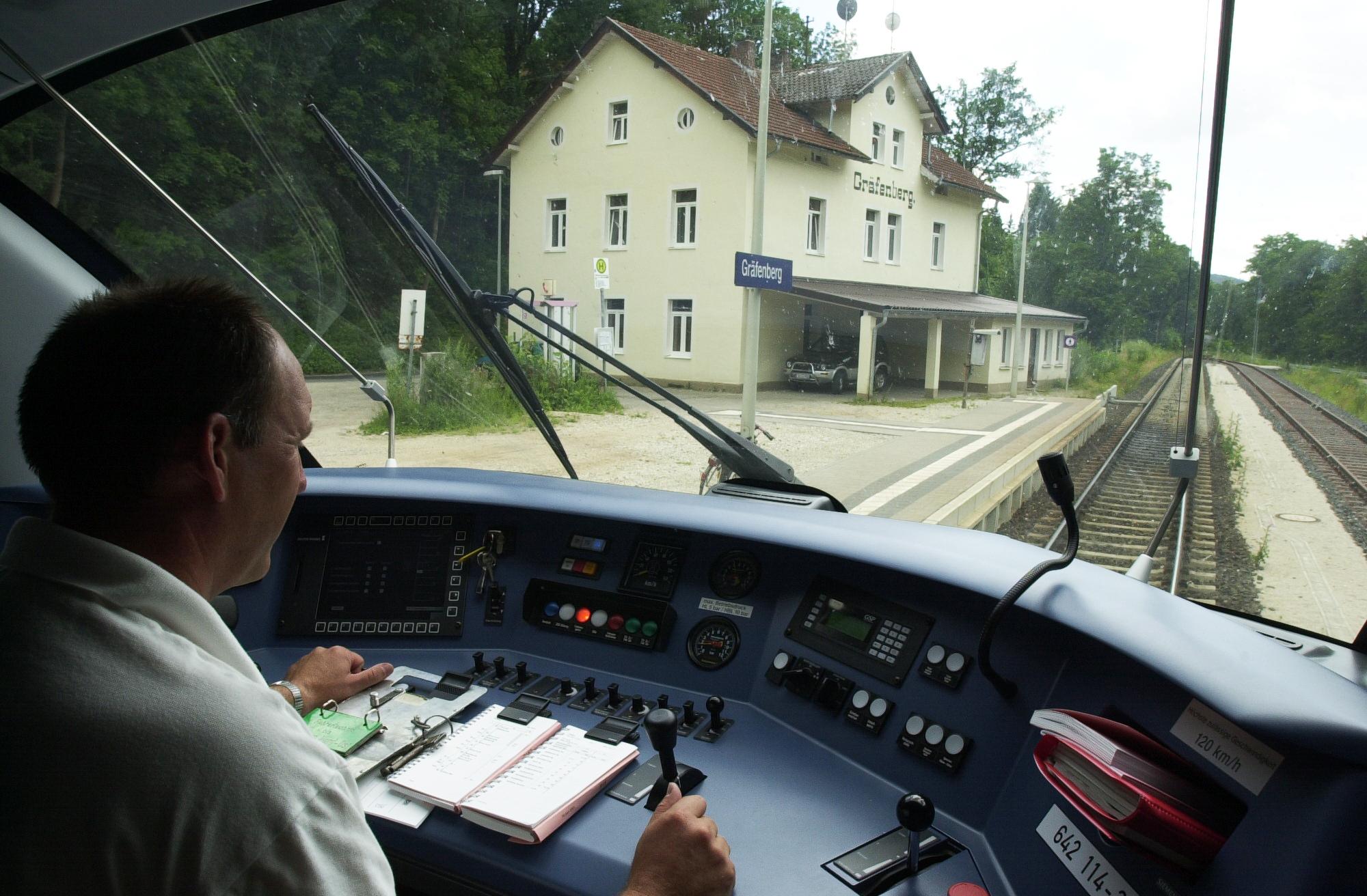 Zwei Jahre später (hier ein Bild von 2001), ging der Zugbetrieb mit einem Taktverkehr wieder weiter. 2001 wurde der Betrieb komplett auf neue Triebwagen der Baureihe 642 umgestellt.