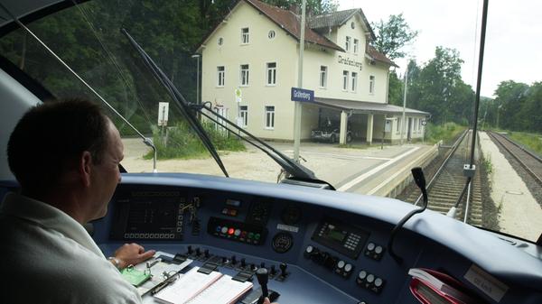 Zwei Jahre später (hier ein Bild von 2001), ging der Zugbetrieb mit einem Taktverkehr wieder weiter. 2001 wurde der Betrieb komplett auf neue Triebwagen der Baureihe 642 umgestellt.