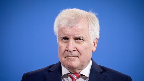 Ist Innenminister Horst Seehofer mit seinen teils provokanten Aussagen diesmal zu weit gegangen? Am Donnerstag bezeichnete er die Migrationsfrage als "Mutter aller politischen Probleme" in Deutschland und löste damit Wellen der Empörung aus - vor allem auf Seiten der SPD. Hier kommen die Reaktionen unserer Politiker...