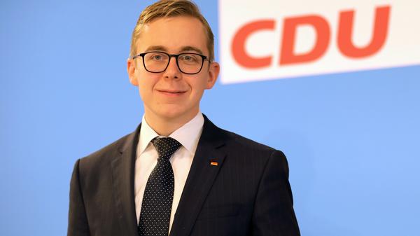 "Die Wortmeldungen belegen eindrucksvoll, wie weit sich manche linke Funktionäre aus der Lebensrealität normaler Menschen entfernt haben", sagte der Bundestagsabgeordnete der Passauer Neuen Presse (Freitag). Selbstverständlich habe Seehofer Recht, wenn er feststelle, dass viele Menschen ihre Sorgen um soziale Sicherheit oder um die Funktionsfähigkeit unseres Staates mit der Migrationsfrage verbinden. "Unsere Antwort darauf muss die bessere Steuerung und Begrenzung der Migration sein. Wer das verleugnet, braucht sich keine Hoffnung machen, enttäuschte Wähler zurückzugewinnen."