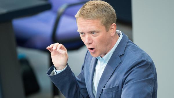 "Das Bundeskabinett muss sich von den Äußerungen Seehofers deutlich distanzieren." Deutschland habe jetzt auch einen Trump, der sich billig an die Rechte ranschmeiße und den Mangel an Verantwortung mit alternativen Fakten gutzumachen versuche.