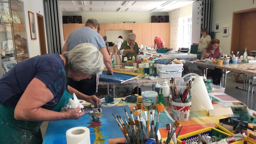 In der Kulturwerkstatt malen seit 9 Uhr 11 Frauen und ein Mann mit Acrylfarben.