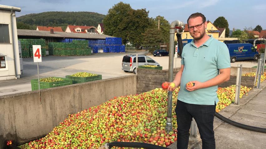 In Pretzfeld werden seit Anfang September die reifen Äpfel gepretzelt und gepresst, damit Apfelsaft daraus wird - Manuel Rauch ist der Geschäftsführer der Genossenschaft Obstgroßhandel Fränkische Schweiz. Jetzt geht’s noch zwei Kilometer zum Ziel der heutigen Tour: Kirchehrenbach.