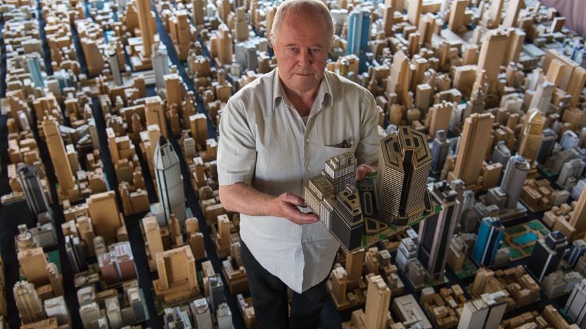 Vor fast 65 Jahren hat Rentner Karl Sperber damit begonnen, eine Miniatur-Metropole aus Pappe und Karton zu bauen. Bis zu drei Stunden verbringt er täglich damit.