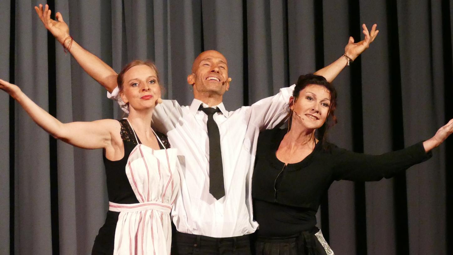Gitti Rüsing (von links), Alex Krüger und Karin Schubert führen durch das Musical „100 Jahre Freistaat“. Gitti Rüsing (von links), Alex Krüger und Karin Schubert führen durch das Musical „100 Jahre Freistaat“.