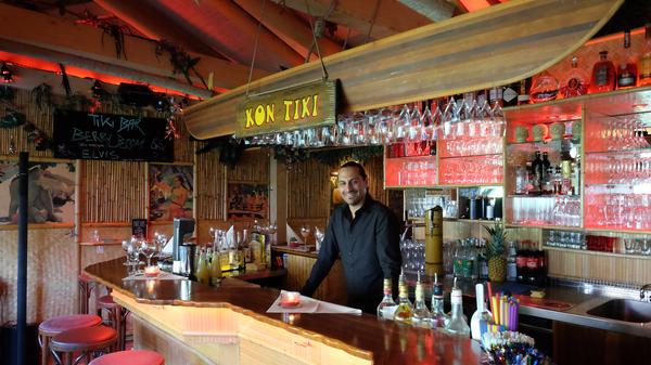 Wer Fernweh hat und sich nach Sommer sehnt, ist im Kon Tiki genau richtig. Das Lokal, das in drei historischen Fischerhäuschen an der Pegnitz zu Hause ist, ist Cocktailbar und Restaurant in einem. Geöffnet hat das Etablissement Sonntag bis Mittwoch von 18 bis 1 Uhr und Donnerstag bis Samstag von 18 bis 2 Uhr.