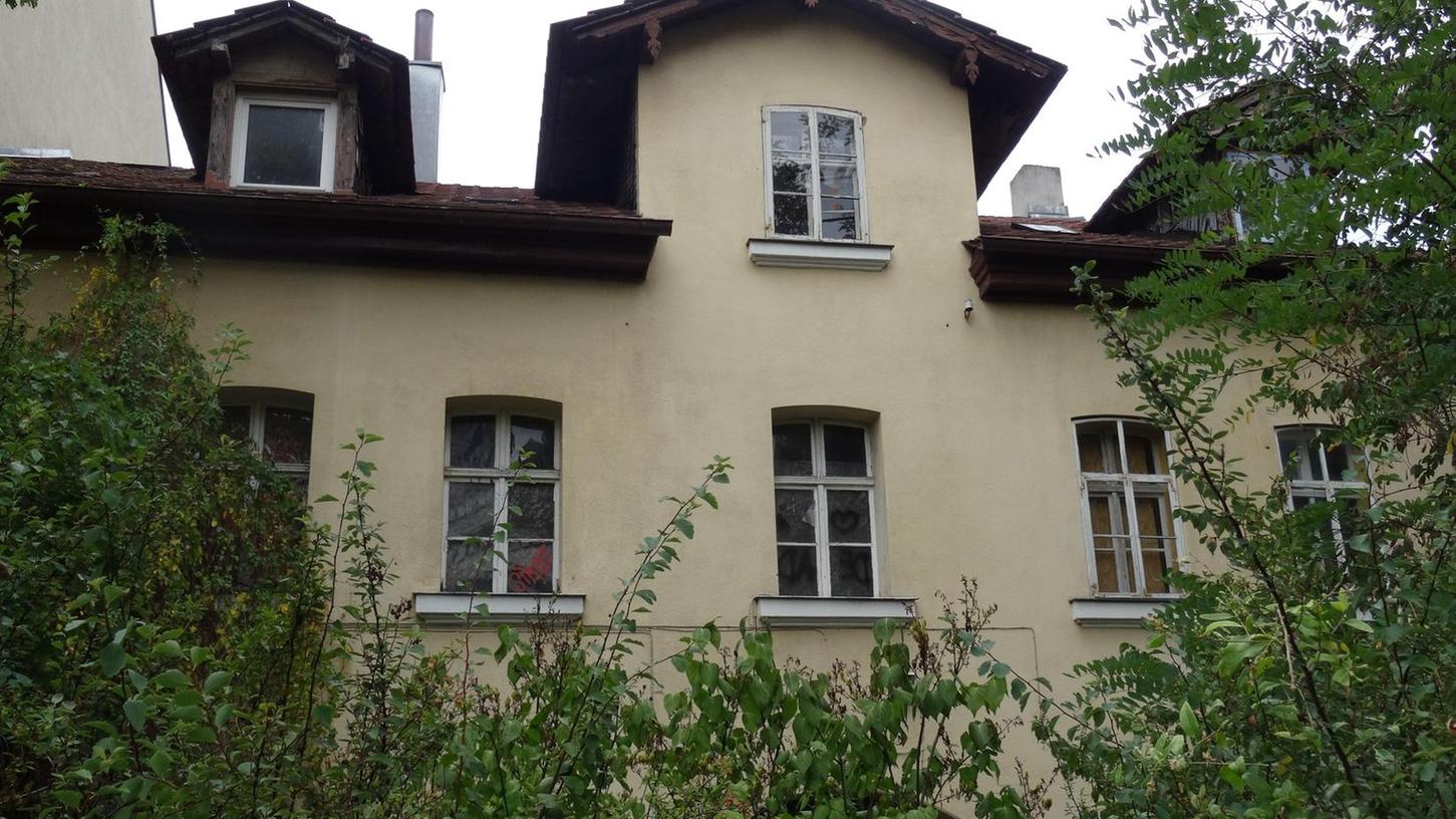 Uni Erlangen lässt denkmalgeschütztes Haus verfallen