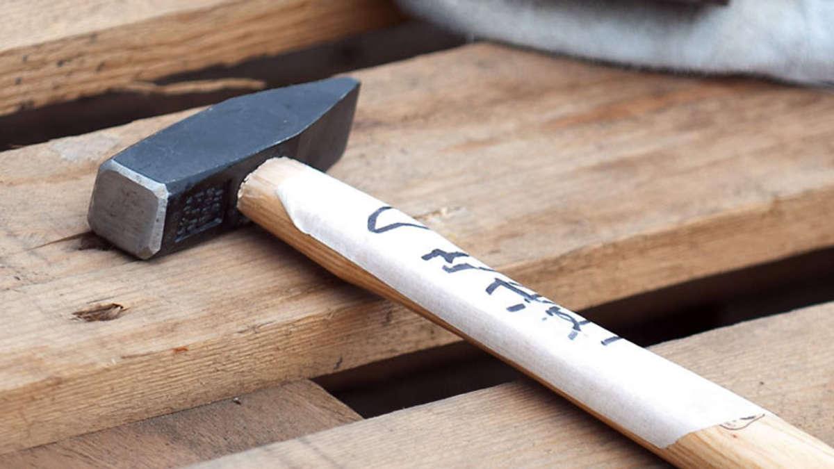 Bevor die zusätzlichen Einsatzkräfte eingetroffen waren, griff der 43-Jährige einen Polizeibeamten mit einem Hammer an.
Bevor die zusätzlichen Einsatzkräfte eingetroffen waren, griff der 43-Jährige einen Polizeibeamten mit einem Hammer an.
