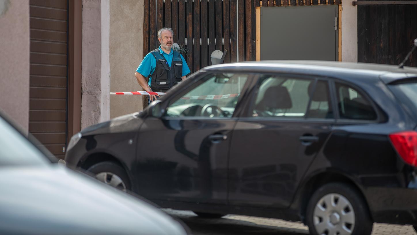 In diesem Anwesen in der Leerstetter Hauptstraße war am Donnerstag die Leiche von Erhard Schneider gefunden worden. Die der Tat verdächtige Frau sitzt seit dem Wochenende in Untersuchungshaft.