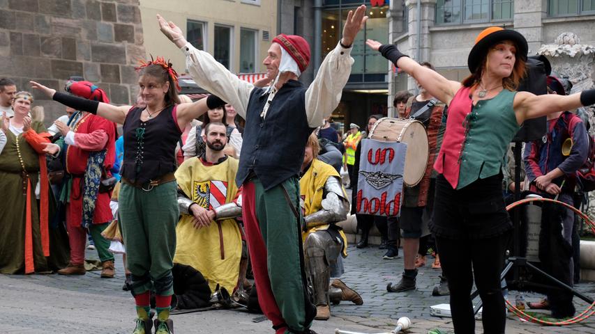 Ritter, Schwerter und Gaukler: Umzug zum Burggrabenfest in Nürnberg