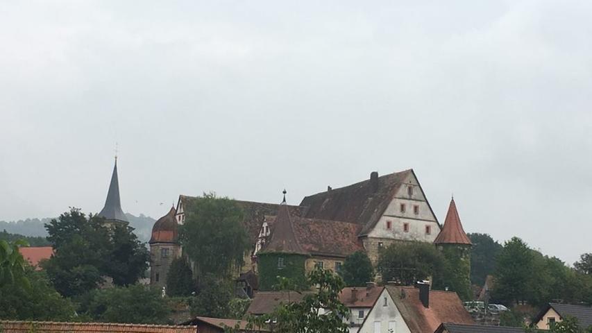 In Wiesenthau schwächelt das Netz. Dafür genießt der Wanderreporter aber einen Postkarten-Blick aufs Schloss.