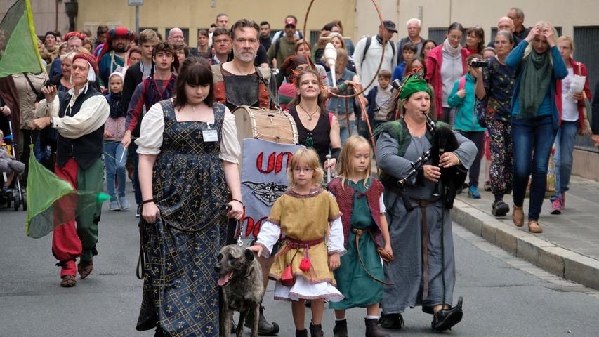 Ritter, Schwerter und Gaukler: Umzug zum Burggrabenfest in Nürnberg
