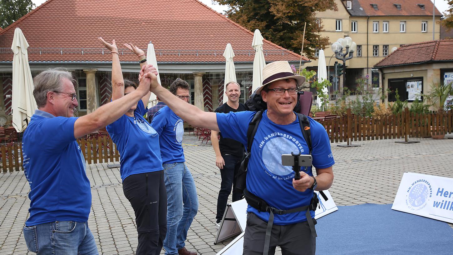 Was für ein Empfang in Forchheim: Der letzte Wanderreporter Jo Seuß wird von seinen  Kollegen am Paradeplatz gefeiert.