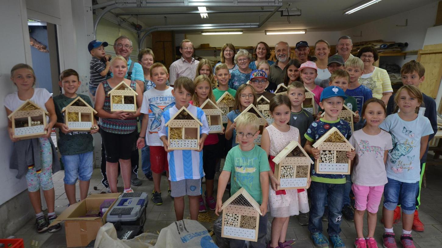 Berger Kinder bauen Hotels für Hummeln
