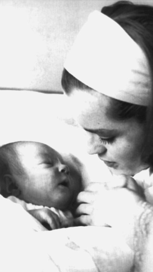 Die österreichische Schauspielerin 1966 mit ihrem in der Nacht zum 3. Dezember in Berlin geborenen Sohn David, der mit 14 Jahren auf tragische Weise ums Leben kam. Ein Schock, von dem sich die Schauspielerin nie ganz erholte. 