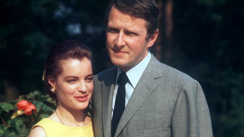 1966 heiratete Romy Schneider den 14 Jahre älteren Regisseur und Schauspieler Harry Meyen. Noch im selben Jahr kam ihr Sohn David zur Welt. Doch nach wenigen Jahren Ehe legte Romy die Rolle als biedere Ehefrau und bodenständige Mutter ab. 1973 kehrte sie wieder nach Paris zurück, zwei Jahre später wurde sie von Meyen geschieden.