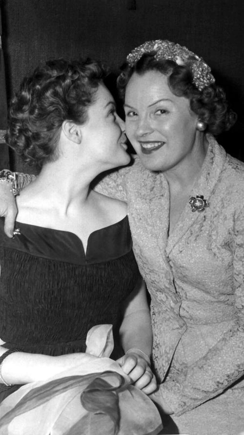 Die Österreicherin mit ihrer Mutter Magda Schneider im Jahr 1954 in Hamburg.