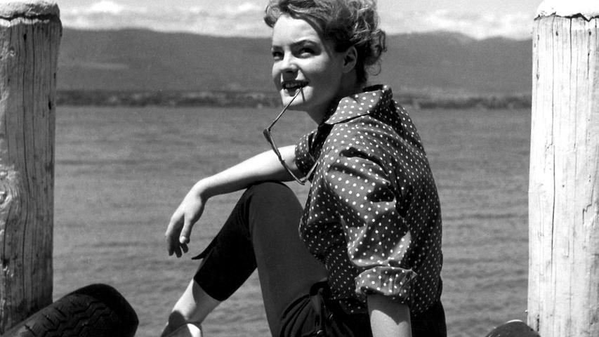 Fast noch ein Backfisch: Die 18-jährige Schauspielerin am Genfer See, wo sie 1956 an der Seite ihres 