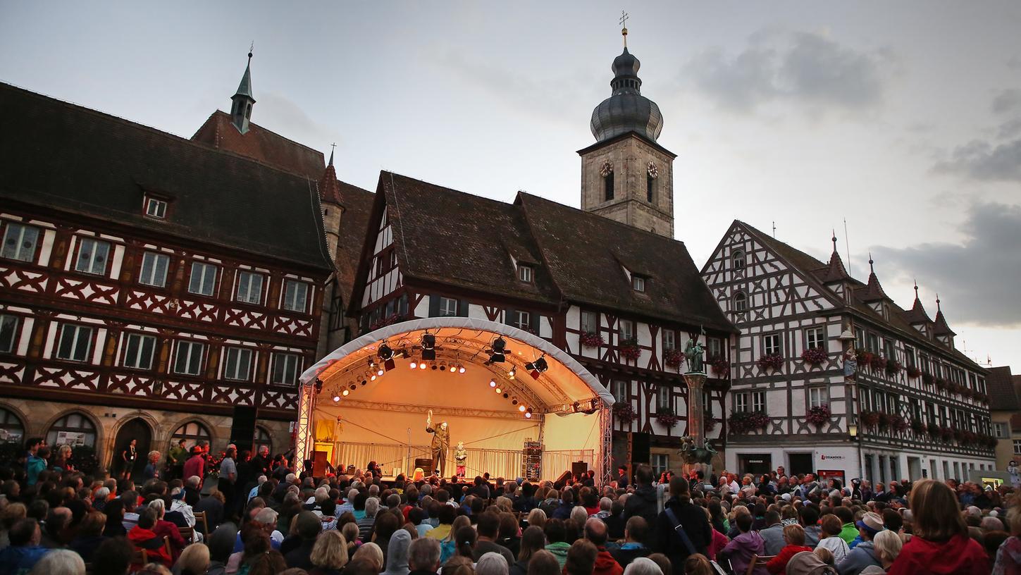 Die Kleinsten wurden von den Größten verzaubert: Am Freitagabend ist das ZirkArt-Festival auf dem Forchheimer Rathausplatz gestartet.