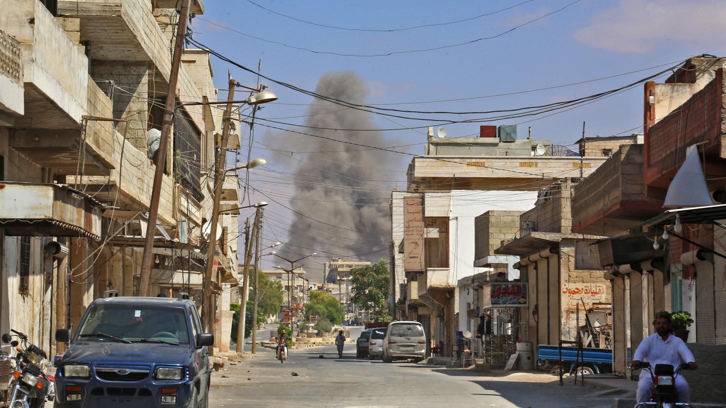 Rauch steigt nach dem Bombardement über Kafr Ain auf, einem Ort in der Provinz Idlib.