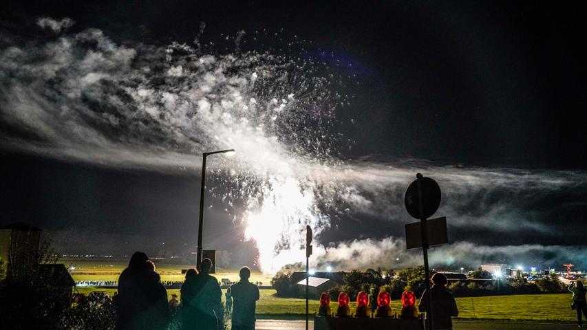 Feuerwerk und Menschenmassen: Das Finale des Bayern-3-Dorffests