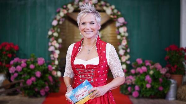 RTLs Kuppel-Shows stehen unter Feuilleton-Autoren regelmäßig im Verruf, Menschen, die es nicht besser wissen, der Lächerlichkeit preiszugeben. Die Reputation eines ganzen Berufsstands steht sogar jedes Mal auf dem Spiel, wenn der Kölner Privatsender wieder mit neuen Folgen von "Bauer sucht Frau" um die Ecke kommt, in der Inka Bause liebesuchende Landwirte unter abermaliger Aufzählung alberner Alliterationen mit potenziellen Partnerinnen paart. Ob moralisch fragwürdig oder nicht: Das Montagabendformat zählte häufig zu den meistgesehenen Sendungen in Jahresbestenlisten. Seit 2005 hält sich die Sendung hartnäckig im deutschen Free-TV, zeitweise mit durchschnittlich knapp 8,6 Millionen Zuschauern pro Episode.