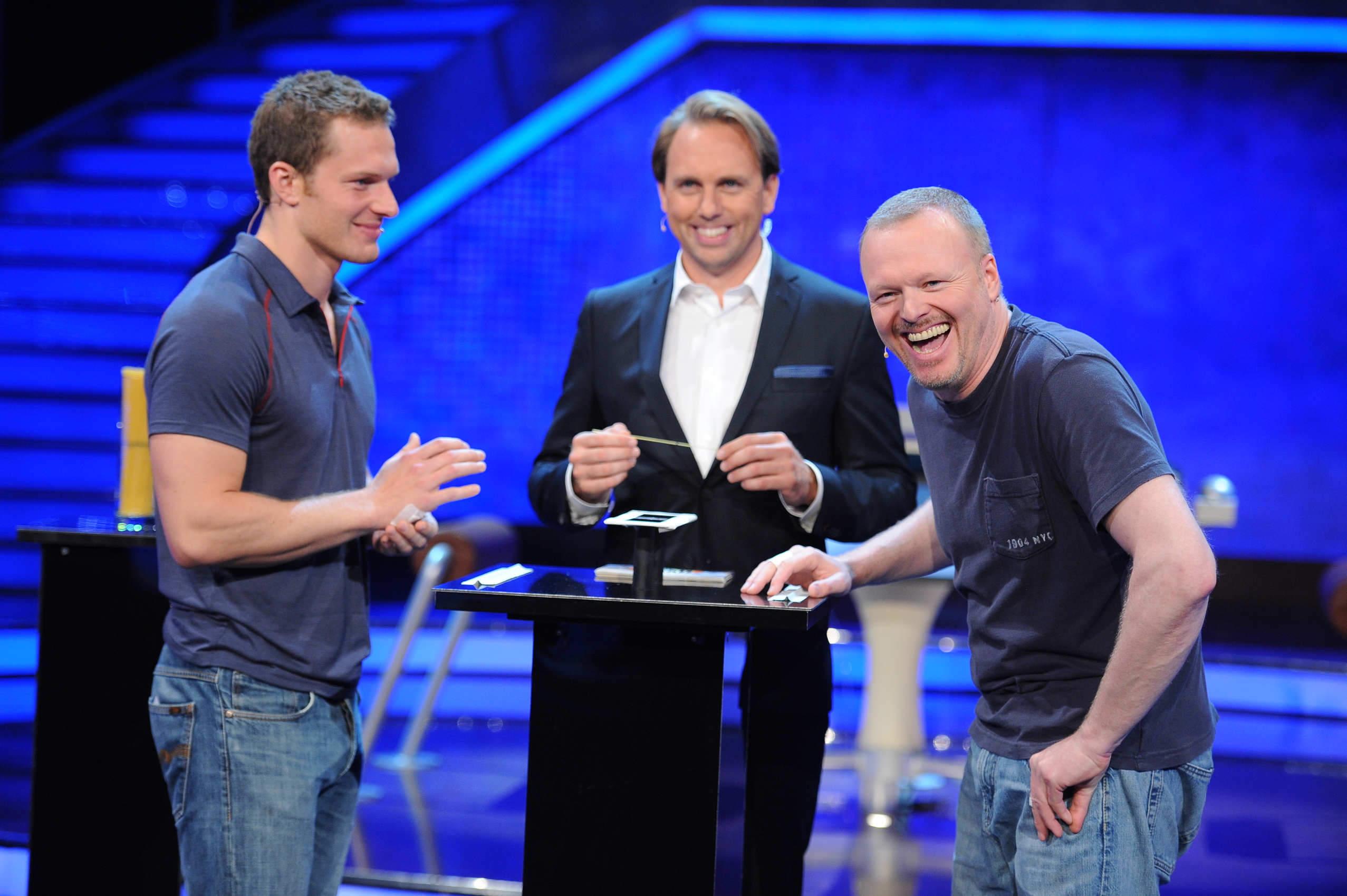 Intelligente, erfolgreiche und sportliche Perfektionisten spielen gegen einen leicht untersetzten Metzgersohn in seinen Mittvierzigern um eine halbe Million Euro oder mehr - diese Prämisse war lange Zeit Realität am Samstagabend bei ProSieben. Und weil es sich beim vermeintlichen Underdog um Entertainer Stefan Raab handelte, der die haushohen Favoriten in den meisten Fällen in Denk-, Geschicklichkeits- und Sportspielen am Ende des Abends schlug, war "Schlag den Raab" ein absolutes Quotenphänomen. Die stets abendfüllenden Duelle erzielten bis zu zwanzig Prozent Marktanteil beim Fernsehpublikum ab Drei und bis zu 35 Prozent bei 14- bis 49-Jährigen. "Schlag den Raab" lief zwischen 2006 und 2015, ehe Raab seinen TV-Rücktritt bekanntgab. Die Ableger-Formate "Schlag den Star" und "Schlag den Henssler" kamen nie ansatzweise an den Erfolg des Originals heran, das sich als deutsches Konzept in alle Welt verkaufte.