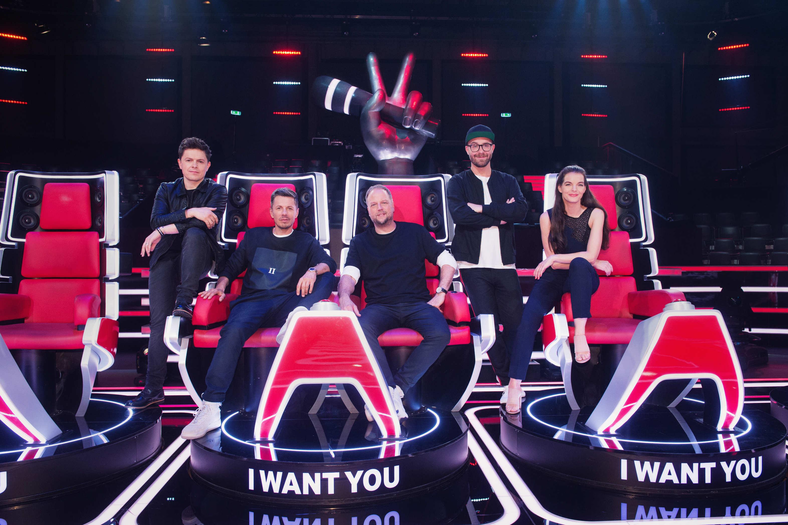 Neben "Deutschland sucht den Superstar" stellt "The Voice of Germany" das aus Erfolgssicht absolute Vorzeigeformat unter Musik-Castingshows dar. Die Adaption des internationalen Hitformats, das in den Niederlanden erfunden wurde, ging 2011 an den Start, woraufhin die Schwestersender ProSieben und Sat.1 die Ausstrahlungen unter sich aufteilten. Die Gesangs-Competition, bei der insgesamt vier Juroren(-teams) und ihre talentierten Schützlinge gegeneinander um den Sieg singen, lief allerdings nie mehr so gut wie in ihrer ersten Staffel, der durchschnittlich knapp drei Millionen Zuschauer beiwohnten, was mittlere 25 Prozent in der Zielgruppe der 14- bis 49-Jährigen nach sich zog. Mit "The Voice Kids" etablierte Sat.1 einen erfolgreichen Ableger.
