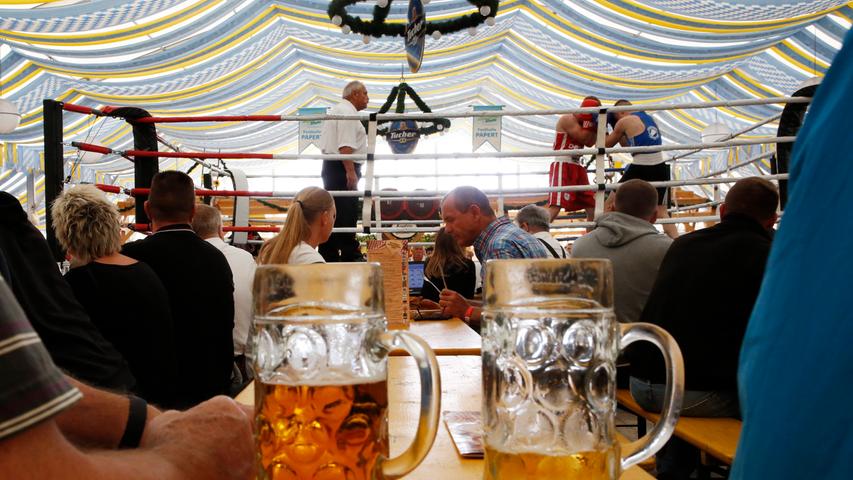 Boxring im Bierzelt: Fliegende Fäuste beim Volksfest-Boxen