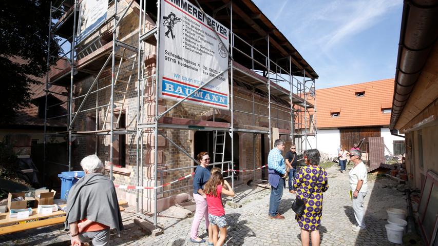 Das Bauernhaus in Nürnberg-Großreuth ist das älteste Wohnstallhaus im Stadtgebiet von 1557. Es besitzt ein Walmdach mit Radialsparren und wurde 1828 teilerneuert.