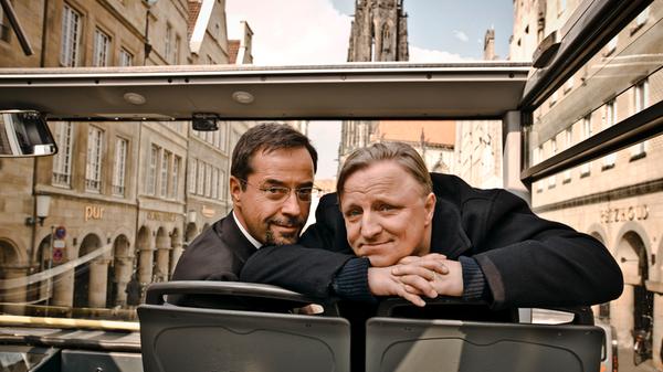 Der "Tatort" ist ein Format der Superlative. Seit 1970 zieht das Kult-Format deutsche Zuschauer in seinen Bann, womit es die am längsten laufende Krimireihe im deutschsprachigen Raum darstellt. Es vereint von verschiedenen ARD-Anstalten verantwortete Städtekrimis in sich. Kein anderes Programm unterhält im deutschen Fernsehen mehr Menschen als der "Tatort" am Sonntag - daran änderte sich auch nach der Jahrtausendwende nichts. Ein neuer Fall stellte in den vergangenen Jahren ausnahmslos immer das meistgesehene Programm des Tages dar und erzielte in den meisten Fällen nicht nur insgesamt, sondern auch bei 14- bis 49-Jährigen die höchste Einschaltquote. Im Jahr 2013 erreichten "Tatort"-Ausgaben im Schnitt 9,32 Millionen Deutsche und gut laufende "Tatorte" zählen auch heutzutage noch immer zehn Millionen Zuschauer pro Folge oder mehr. Am erfolgreichsten läuft der WDR-Ableger aus Münster. Das Duo Boerne und Thiel förderte auch die erfolgreichste "Tatort"-Folge seit 1992 zu Tage: Am 2. April 2017 fieberten 14,56 Millionen Menschen beim Fernsehfilm "Fangschuss" der Münsteraner mit.