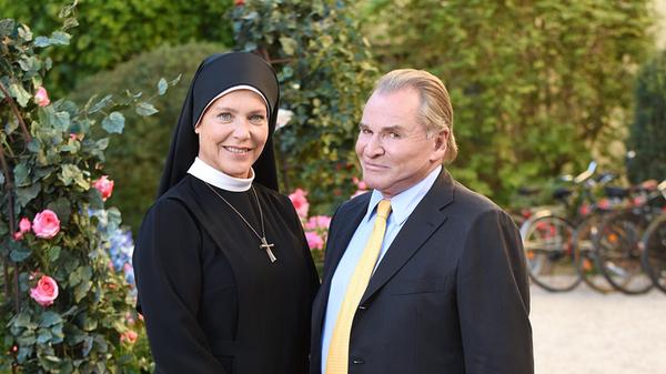 Jüngere Semester werden sich die Augen reiben, doch tatsächlich: "Um Himmels Willen" gehört im neuen Jahrtausend zu den reichweitenstärksten TV-Sendungen überhaupt. Mehr noch: Mit durchschnittlich 7,1 Millionen Zuschauern pro Folge sicherte sich die Dienstagsserie im Jahr 2012 den Titel der meistgesehenen Fernsehserie des Jahres. Schon seit 2002 zeigt Das Erste die Serie um Fritz Wepper als Oberbürgermeister der fiktiven niederbayerischen Mittelstadt Kaltenthal, der sich mit den Nonnen des örtlichen Klosters herumschlägt. Die Sendung läuft in Deutschland, der Schweiz, Österreich, Italien, Ungarn und Dänemark und feierte bereits einige Specials, in deren Rahmen es die Klosterschwestern auf Kreuzfahrten, nach Namibia oder nach Portugal verschlug.