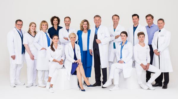 Quotengötter in Weiß finden sich in den Protagonisten von "In aller Freundschaft". Seit 1998 sorgen die Geschichten um die Sachsenklinik nämlich für vorzügliche Zuschauerzahlen am Dienstagabend im Ersten. Weil die Krankenhausserie zwischenzeitlich bis zu sieben Millionen Zuschauer und derart lange konstant durchschnittlich über fünf Millionen Zuschauern pro Folge unterhielt, startete Das Erste im Jahr 2015 den ersten Ableger mit "In aller Freundschaft - Die jungen Ärzte", auf das "In aller Freundschaft - Die Krankenschwestern" im Herbst 2018 folgen sollten. Auch außerhalb Deutschlands ist das Format Fernsehzuschauern ein Begriff. Die Serie lief und läuft teilweise noch immer in Frankreich, Kroatien, der Schweiz und Slowenien. Das polnische Fernsehen entwickelte sogar eine eigene Adaption des Konzepts.