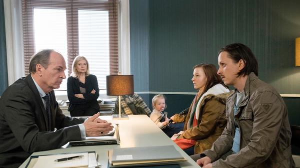 Eine von vielen ungemein erfolgreichen ARD-Dienstagsserien heißt "Die Kanzlei", das im Jahr 2005 noch unter dem Namen "Der Dicke" im Ersten startete. Weil Dieter Pfaff als Hauptdarsteller während den Dreharbeiten zur fünften Staffel der Serie verstarb und sein Ersatz Herbert Knaup nicht mehr dick war, sondern dünn, ereilte das Format eine Namensänderung. Dicke Quoten gab es allerdings weiterhin. Seit "Die Kanzlei" im Jahr 2015 ihre erste Folge unter neuem Titel bestritt, schalteten meist knapp fünf Millionen Personen ein, womit sich die Serie regelmäßig einen Platz in den Jahresbestenlisten der erfolgreichsten Serien Deutschlands verdiente. In die Reichweitenregion, die "Der Dicke" mit bis zu 6,37 Millionen Zuschauern pro Folge vorstieß, gelangte "Die Kanzlei" bis jetzt zwar noch nicht, zu einer Gewichtszunahme verleitete Herbert Knaup dies aber bislang noch nicht.