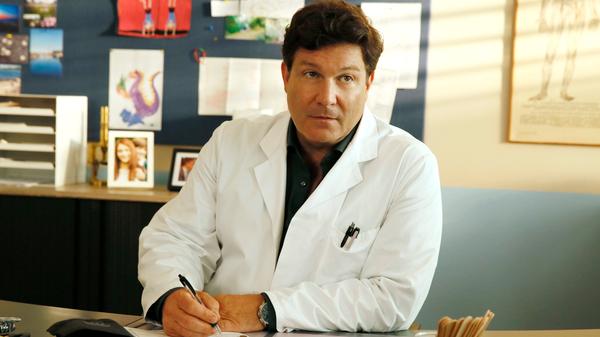 Der Arzt, dem die Fernsehzuschauer vertrauen, heißt Dr. Christian Kleist. Oder besser gesagt 'hieß'. Schon seit 2003 verkörpert Francis Fulton-Smith den Doktor, dessen Familie dem Titel einer ARD-Serie ihren Namen leiht. Lange Zeit behandelten die Kleists am Dienstagabend zur besten Sendezeit und hatten dabei großartigen Erfolg, der dem Ersten beispielsweise im Jahr 2011 ausschließlich Zuschauerzahlen zwischen sechs und sieben Millionen Interessenten einbrachte. Nachdem "Familie Dr. Kleist" nach Ablauf des Jahrs 2014 in eine Pause ging, dokterte Das Erste allerdings am Sendeplatz herum und verschob das Format in der Folge auf den Dienstagvorabend ab 18.50 Uhr. Der Sendeplatz, der im Ersten als "Todeszone" bekannt ist, weil dort kein Format so richtig fruchten will, fügte auch "Familie Dr. Kleist" einige Gebrechen zu. Die siebte Staffel sahen ab Spätherbst 2017 plötzlich nur noch durchschnittlich um die zwei Millionen Personen.