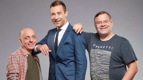 Mit der Zeit fand Das Erste die Lösung für das Quotenproblem, das den öffentlich-rechtlichen Sender am Vorabend lange plagte: Quizshows. Im Zuge dessen enstanden eine Vielzahl an Formaten, aus denen heraus sich unter anderem "Wer weiß denn sowas?" zum echten Hit entwickelte. Die von Kai Pflaume moderierte Sendung, in der Elton und Bernhard Hoëcker je ein Quiz-Team anführen brauchte jedoch Anlaufzeit. Zum Start im Juli 2015 schauten im ersten Monat ab 18 Uhr meist weniger als 1,5 Millionen Menschen zu, im Jahr 2018 bereits über vier Millionen Zuschauer pro Folge. Aufgrund des großartigen Erfolgs am Vorabend sendete Das Erste mehrere Primetime-Specials, die bis zu sechseinhalb Millionen Zuschauer unterhielten.