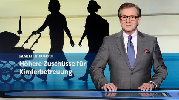 An der "Tagesschau" führt in einer Liste der beliebtesten Formate kein Weg vorbei. Es ist das deutsche Format schlechthin und die Sendezeit der "Tagesschau"-Hauptausgabe könnte auch legitim in einem Einbürgerungstest abgefragt werden. Schon seit 1952 informiert die Nachrichtensendung mehrmals am Tag über die Geschehnisse in Deutschland und aller Welt. Bis zu 20 Ausgaben werden am Tag erstellt und ausgestrahlt, die 20-Uhr-Ausgabe sehen bis zu zehn Millionen Menschen. Damit stellt die "Tagesschau" gerade an Tagen mit weniger spektakulärem Abendprogramm häufig die meistgesehene Sendung des Tages. Die "Tagesschau" ist DAS deutsche Format, damals wie heute.
