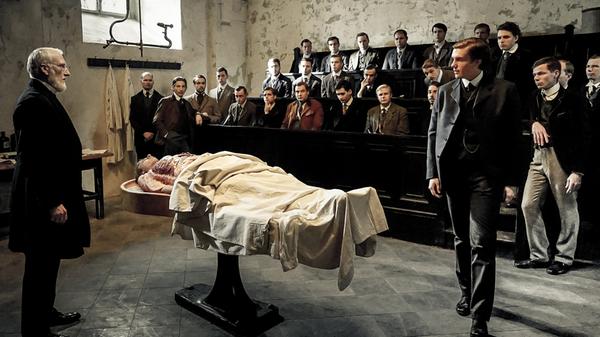 Eine der wenigen Serien, die es unter die Liste der größten TV-Hits seit 2000 schafft, heißt Charité. Im Jahr 2017 zeigte Das Erste die zunächst sechs Folgen über das weltweit bekannte Berliner Krankenhaus. Die Sönke-Wortmann-Produktion, die im Jahr 1888 spielt, verfolgten im Schnitt großartige 7,4 Millionen Menschen. Kein Wunder, dass die ARD danach rasch eine zweite Staffel in Auftrag gab.