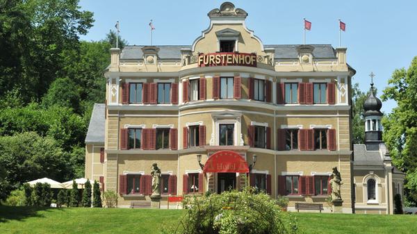 Die erfolgreichste deutsche Telenovela heißt "Sturm der Liebe" und erzählt seit 2005 von Liebschaften rund um das fiktive oberbayrische Luxushotel "Fürstenhof". Trotz wechselnder Paare, die im Mittelpunkt des Formats stehen, erfreut sich das 15-Uhr-Format einer großen Beliebtheit und einer großen Treue seiner Fans. In den Nuller Jahren war "Sturm der Liebe" allerdings noch deutlich beliebter als heutzutage. Im Jahr 2007 erreichten noch fast alle Episoden über drei Millionen Menschen, was am Nachmittag meist knapp dreißig Prozent Marktanteil beim Gesamtpublikum darstellte. Auch heute gehört "Sturm der Liebe" aber noch zu den reichweitenstärksten Sendungen überhaupt am Tage.