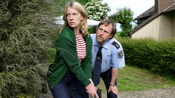 Viele Fans rätseln noch heute, warum "Mord mit Aussicht" nach dem Jahr 2014 nicht von der ARD fortgesetzt wurde. Rückblickend lässt sich sagen: Die Serie wurde Opfer ihrer Umstände. Zwischen 2007 und 2014 lief das Format am Dienstagabend im Ersten. Im Jahr 2014 landete der Schmunzelkrimi mit durchschnittlich sechseinhalb Millionen Zuschauern pro Folge auf Platz eins der beliebtesten Serien des Jahres. Als jedoch Bjarne Mädel, der neben Caroline Peters einen der wichtigsten Charaktere verkörperte, ausstieg, weil er einen lieblosen Umgang der ARD mit dem Format beklagte, ließ die ARD die Serie aus Ratlosigkeit fallen. Das Format, in der die überzeugte Großstädterin und Kriminaloberkommissarin Sophie Haas in ein verschlafenes Eifeldorf versetzt wird, endete am 28. Dezember 2015 mit einem Spielfilm, der zum Abschluss sechs Millionen Zuschauer anlockte.