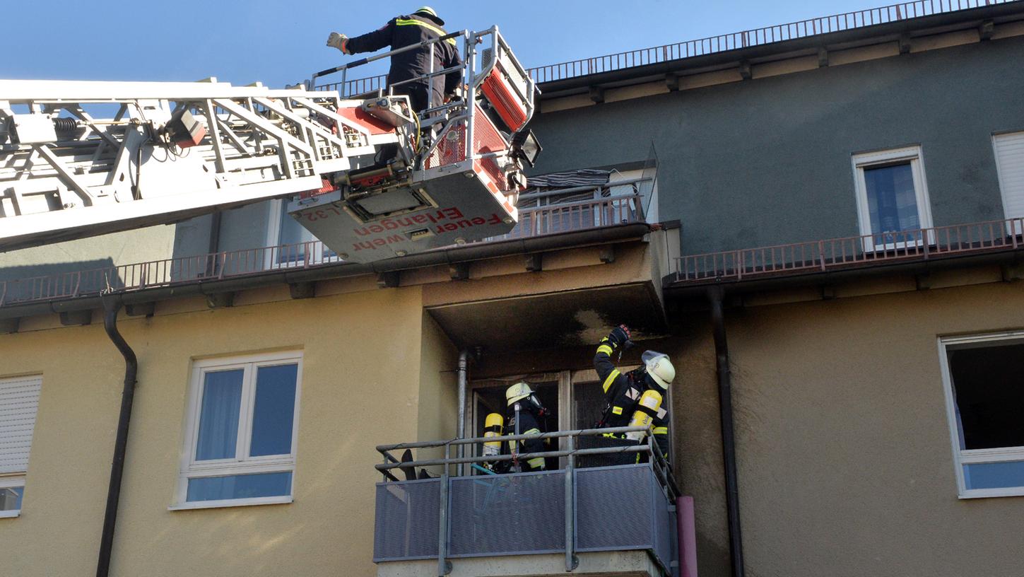 Auf dem Balkon eines Wohnblocks an der Dompropststraße in Büchenbach hat es lichterloh gebrannt. Die Feuerwehr konnte ein Übergreifen auf die Wohnung gerade noch verhindern.