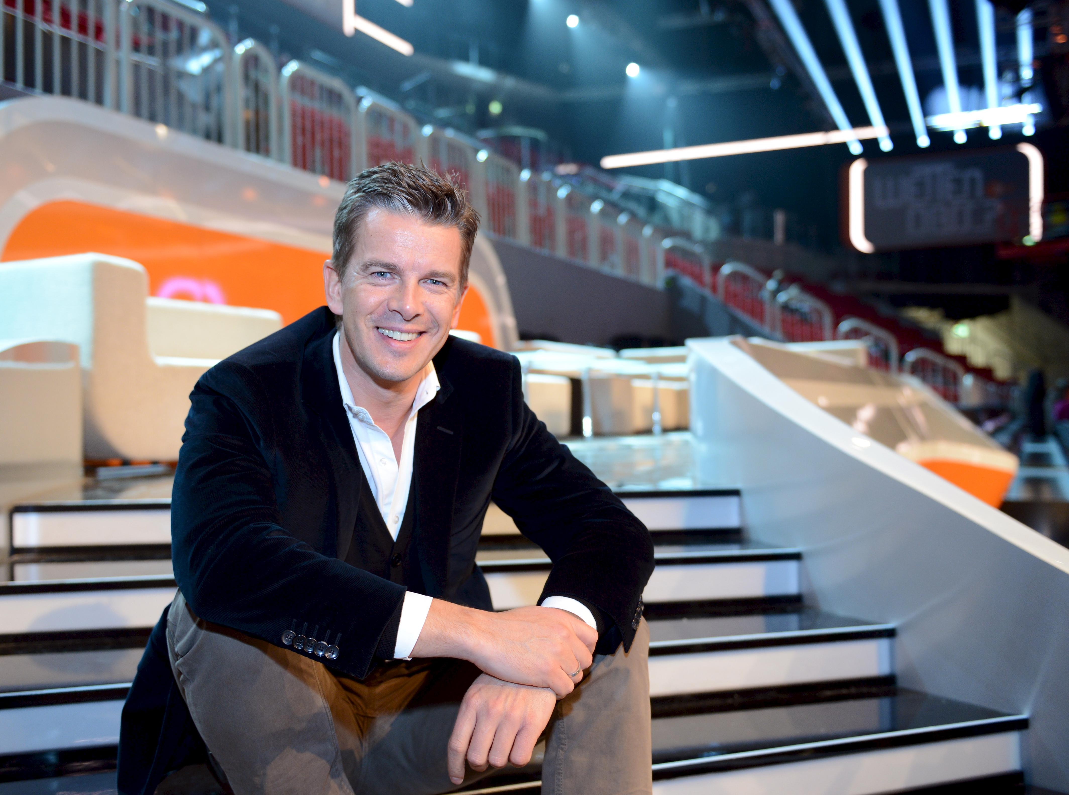 Im Jahr 2014 endete die mutmaßlich größte Fernsehshow Europas. 1981 erfand Entertainer Frank Elstner das eigentümliche Showformat, das Millionen von Deutschen am Samstag unvergessliche Familienabende bescherte und mit großen internationalen Stars aufwartete, die angesichts der sehr besonderen Prämisse der ZDF-Show häufig mit mehr Fragezeichen im Gesicht gingen als sie kamen. Mit dem Ausstieg Thomas Gottschalks, der von 1987 bis 2011 mit zwei Jahren Unterbrechung durch die Show führte und von Markus Lanz ersetzt wurde, ging auch das Zuschauerinteresse stark zurück. Lanz übernahm die Sendung 2012. Seinen Auftakt verfolgten noch fast 15 Millionen Menschen bis die Reichweite innerhalb von sechzehn Ausgaben kontinuierlich auf knapp über sechs Millionen Interessenten gesunken war. Vor der Jahrtausendwende und Anfang der Nuller Jahre hatten die Einschaltquoten noch eine ganz andere Dimension. Am 6. Dezember 2003 sahen letztmals mehr als die Hälfte aller Fernsehzuschauer "Wetten, dass...?" und auch Reichweiten von fünfzehn Millionen Zuschauern wurden danach kaum noch erreicht. Am 13. Dezember 2014 hieß es das letzte Mal "Top, die Wette gilt!". 9,27 Millionen Zuschauer verabschiedeten sich.