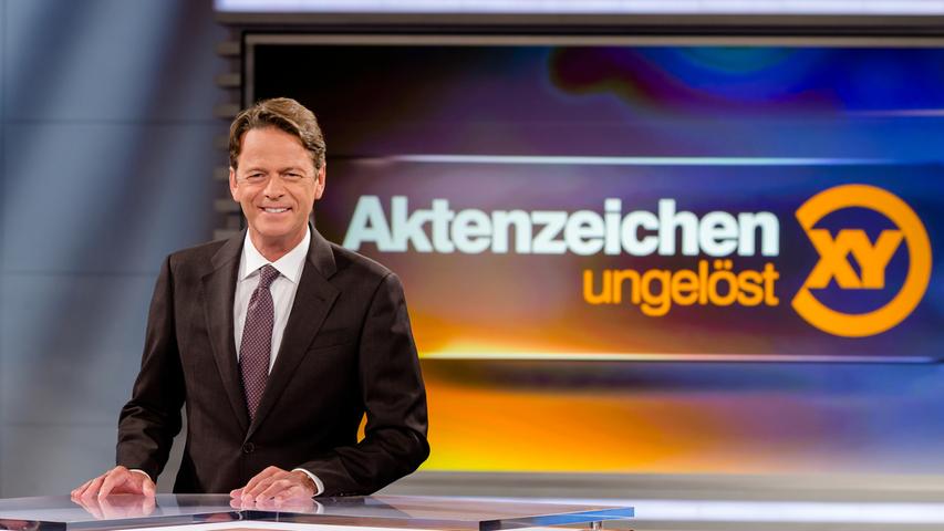 Seit 1967 hält "Aktenzeichen XY... ungelöst" deutsche Fernsehzuschauer in Atem. Die True-Crime-Fernsehreihe mit Moderator Rudi Cerne behandelt seit jeher wahre, ungelöste Fälle in Deutschland - und die Deutschen schalten ein und helfen mit. Zum 50-jährigen Jubiläum im Jahr 2017 wurde Bilanz gezogen: Knapp 40 Prozent aller vorgestellten Fälle konnten bis dahin aufgeklärt und über 2300 Täter festgenommen werden. Unter den Infotainment-Formaten gehört "Aktenzeichen XY" zur absoluten Top-Riege. Zwischen viereinhalb und sechs Millionen Menschen verfolgen die Sendung in der Regel am Mittwochabend.