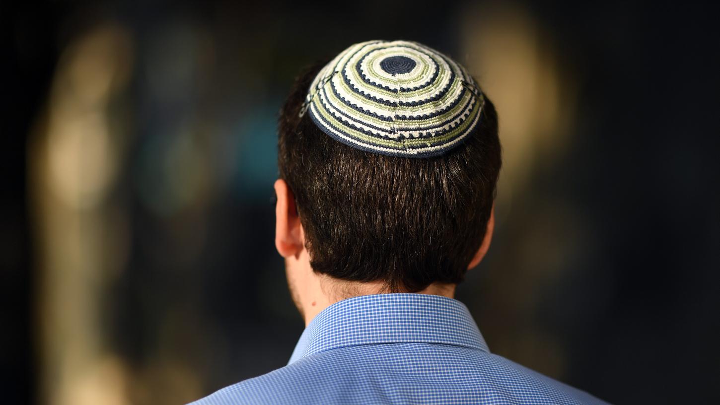 Die religiöse Kopfbedeckung gehört zum Glaubensalltag der Juden. Trotzdem wird teilweise davon abgeraten, sie in der Öffentlichkeit zu tragen.