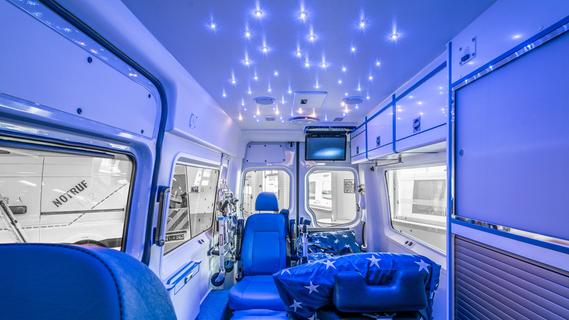 Das Innere des Wünschewagens ist so gestaltet, dass die Fahrgäste ihre Krankenheit zumindest für eine Weile vergessen können: Es gibt einen Sternenhimmel, einen DVD-Player und sogar Blumenvasen.