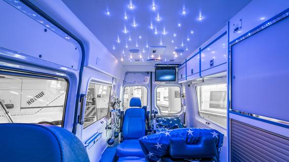 Das Innere des Wünschewagens ist so gestaltet, dass die Fahrgäste ihre Krankenheit zumindest für eine Weile vergessen können: Es gibt einen Sternenhimmel, einen DVD-Player und sogar Blumenvasen. Das Innere des Wünschewagens ist so gestaltet, dass die Fahrgäste ihre Krankenheit zumindest für eine Weile vergessen können: Es gibt einen Sternenhimmel, einen DVD-Player und sogar Blumenvasen.