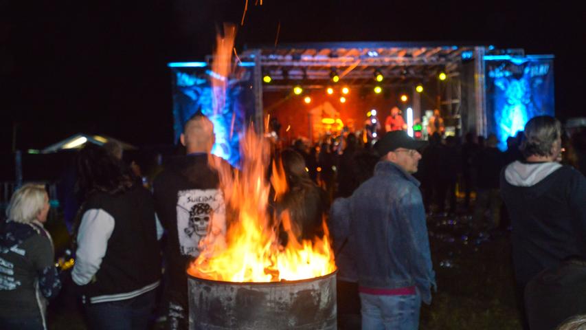 Am Wochenende präsentierte sich das kleine Dörfchen Wallesau einmal mehr ziemlich "blau". Es war wieder Zeit für das gleichnamige Festival mit heftigen Rumps-Faktor, das bereits zum 15. Mal stattfand. Ein Grund mehr, es mit dementsprechend auch 15 Bands ordentlich krachen zu lassen. Der Headliner des zweitätigen Musikfestivals war die Nürnberger Alternative Metal-Band "Meloco".